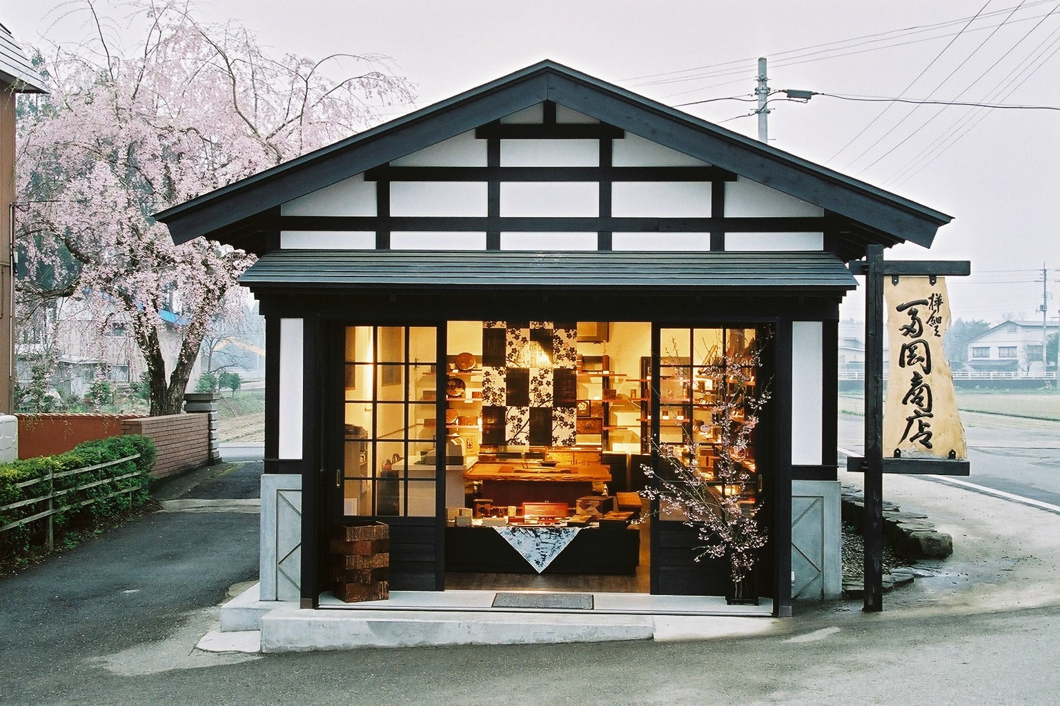 冨岡商店は、国指定伝統的工芸品である樺細工（桜皮細工）の製造元 